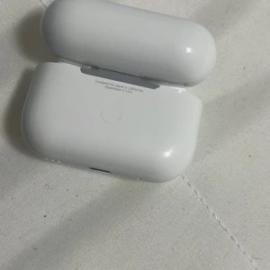 Hörlurar pro 2gen - Jag säljer mina hörlurar som jag använt i cirka 2 veckor allt funkar perfekt med alla funktioner kan mötas upp i Stockholm för mer info så kan du meddela