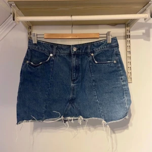 Mörkblå jeanskjol  - Jeanskjol från HM i storlek 38 men liten i storleken den är mer som 36. 