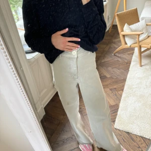 Zara marine-jeans - Långa straight jeans från Zara i ljusgrå/beige. Modellen marine