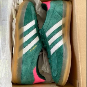 Adidas gazelle indoor - Köptes i april, har inte använt med än 5 gånger. Slutsålda överallt❤️storlek 36 2/3 så passar st 37 också