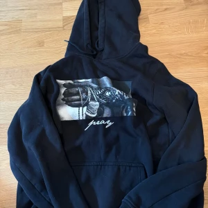 Svart hoodie - Använd ett par gånger, i fint skick. 