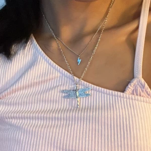 trendigt trollslända halsband 🩹🤍 - jätte fint skick samt längd på halsbandet 🤍 skriv för frågor!! annars är den din att köpa 🤍 frakten kostar 15kr 🤍