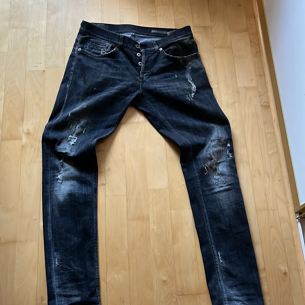 Tja, jag säljer ett par jävligt fräscha Dondup jeans st 33, om man frågar mig så är det i ett gott skick med väldigt fina slitningar!. Jeans & Byxor.