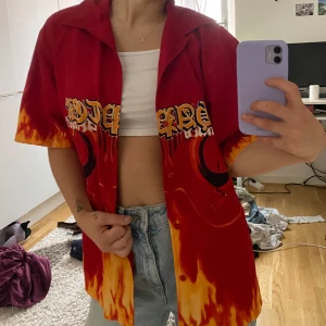 Skjorta Eldflammor - Pris kan prutas. Jag är 160cm för referens.