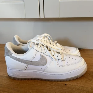 Nike Air Force 1 07 LV8 - Säljer mina Air Force 1 då de inte kommer till användning. Använd ett par fåtal gånger och har en liten fläck på Nike märket (se bild 3). Köpta för 1599.