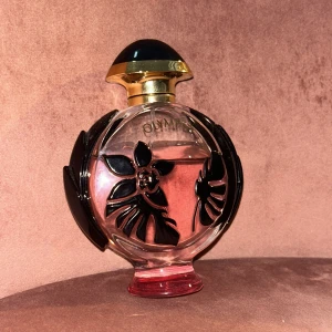 Olympēa Parfym - 100ML! Man kan se att mer en halva flaskan är full. Ordinarie pris är 950-1300 