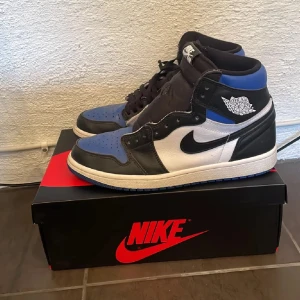 Nike Air Jordan 1 Retro High OG Royal Toe - Köpta på Hypestein för 4 år sedan o inte använda på 2 år. Väldigt bra skick, finns en liten scratch på ena skon. Blåa snören samt box följer med i köpet. Kvittot är borttappat därav priset.