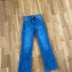 Högmidjade bootcut denim jeans. Använd fåtal gånger så väldigt bra skick. Storlek 34. Men passar även på mig som vabligtvis har 36. 