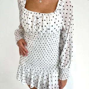 Designby Si klänning  - Säljer min fina klänning från designby Si eftersom den är för kort för mig, jag är 168cm 💞 Klänningen är endast använd vid ett tillfälle 🌸