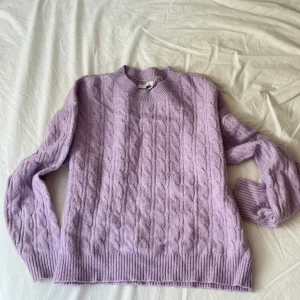 Stickad tröja  - Ljuslila, stickad tröja från Pigalle i stl S. Superskön och har en väldigt fin färg. Passar en M också då den är väldigt stretchig i materialet. 