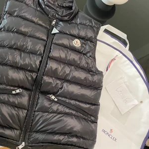 Moncler Gui  - Stilig Moncler gui väst i storlek 3 som passar M/L den är kort i modellen som gui bör vara! NFC scan på loggan Dm för auth code ! 1399 eller högstbjudande 
