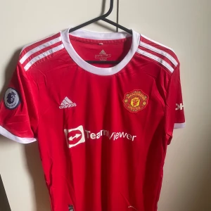 Manchester United 21/22 - Säljer då den ej kommer till någon användning, Undrar ni något om tröjan fråga!