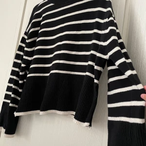 Stickad tröja - En randig stickad tröja från Gina tricot 🖤 Använd under en höst men slutade använda den🥲är fortfarande som ny!!🥰☺️storlek S🫶🏻