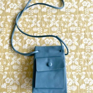 Japan väskan -  Såå fin, har för många. Från Japan. Inget att anmärka på. Gömd magnetknapp på ytterfickan, tryckknapp inuti. Underbar färg