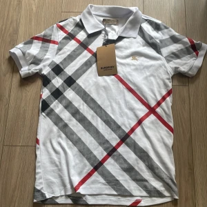 Burberry Pike - En burberry pike perfekt för dig som vill se lite stiligare ut i sommar. ☀️  Köptes då jag tänkte köra golf i den men tappade intresset, så om du gillar att köra golf så är denna perfekt för dig! 🏌️‍♀️  Storlek är M men passar även S med lite baggy fit.
