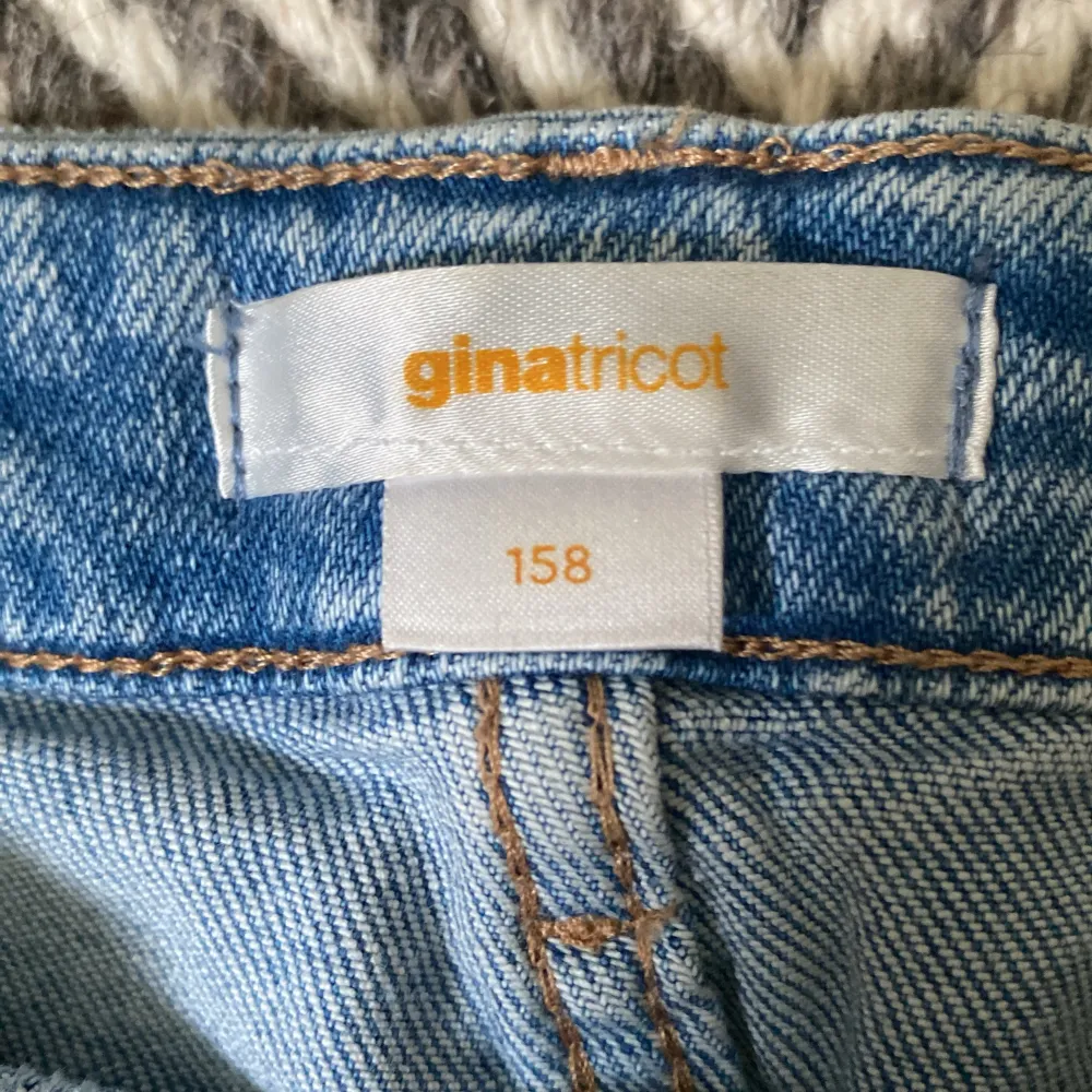 Säljer dessa ljusblå jeans i jättebra skick från Gina Young, har inte använts många gånger, köpta för: 299kr mitt pris: 199kr ❣️. Jeans & Byxor.