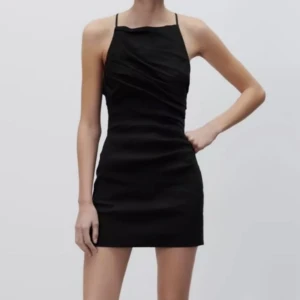 Zara klänning  - Super snygg klänning som bara kommit till användning en gång. Stretchigt material. 