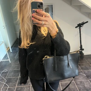 Handväska  - Säljer min fina väska ifrån zara💕💕💕