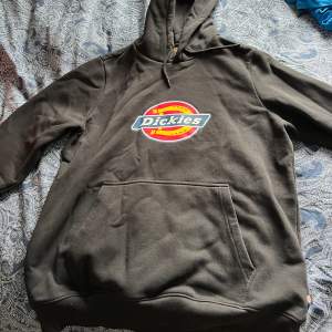 Säljer min dickies hoodie, använt fåtal gånger, bra skick 9/10