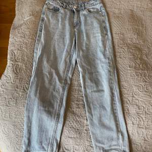 Ljusa jeans i stl 146-152. Lite använda och i gott skick. Resår i midjan för att öka eller minska storlek. Passé barn i åldern 9-11 år.