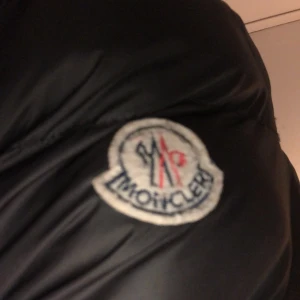 Moncler jacka  - Hej säljer denna moncler jacka den är äkta om du kollar på bildena…finns lite små skador på men inget man tänker på annars fint skick. hör av dig vid minsta intresse 💗🫶🏼
