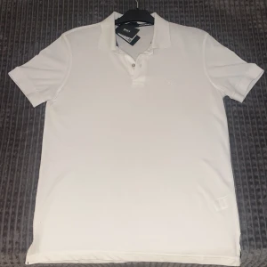 Hugo Boss Piké - Mycket snygg Hugo Boss Piké till sommaren Aldrig använd Stl: M 