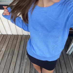Tröja💙💙 - En Blå tröja från Ginatricot som sitter bra!!! Den är i storlek M men den sitter bra på mig som vanligtvis har S!💙💙 skriv för frågor 🥰🥰