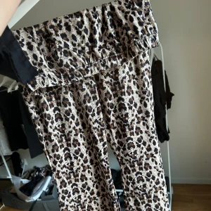 Byxor - Flare/bootcut byxor i stretch 