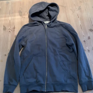 Weekday tröja  - Weekday tröja/zip up, inga defekter eller fel. 