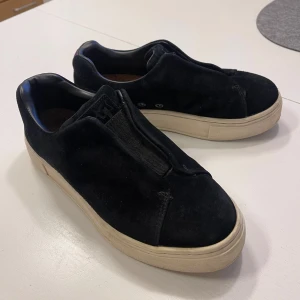 Eytys Sneakers - Sparsamt använda eytys sneakers i storlek 37. Passar både kille och tjej. Nypris 2000kr, jag säljer dom för 300kr+frakt🦋