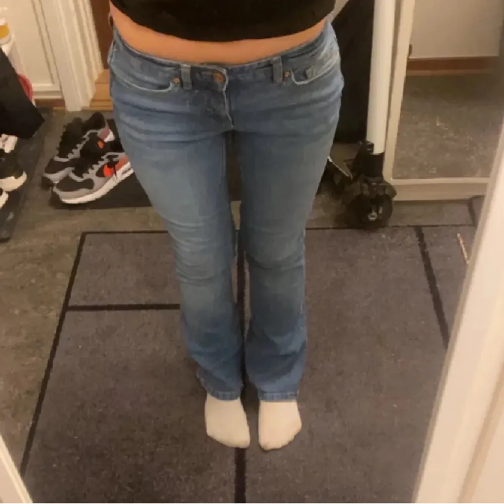 blåa jeans från kappahl! dom är används max fyra ggr och dom köptes för 500, säljer nu för 230 men priset kan diskuteras, jag säljer dom för att jag är i behov av pengar❤️. Jeans & Byxor.