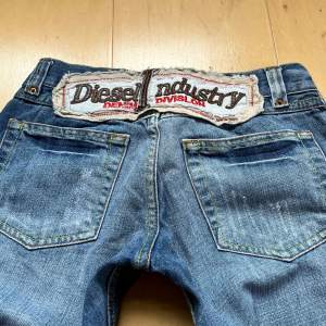 Låga vintage jeans från Diesel i bootcut ❤️ midja 75cm & Innerben 84cm❤️ fint skick! Jag är ca 165cm