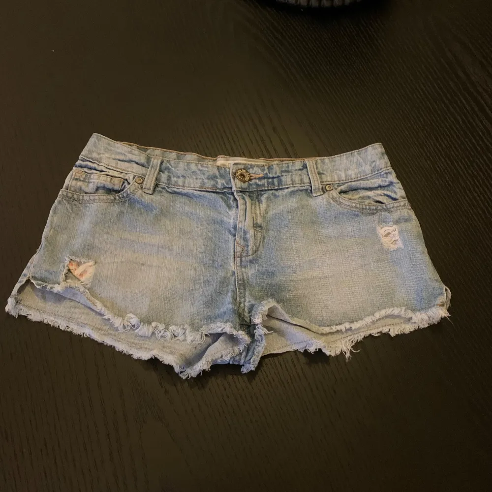 Jätte snygga Lågmidjade jeansshorts💕. Shorts.