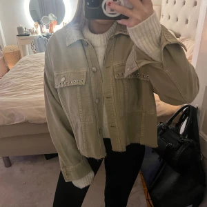 Skjortjacka - Supersnygg skjortjacka/overshirt ifrån zara i storlek xs. Köpt nu i somras och sparsamt använd (slutsåld på zara). Nypris 559, skriv privat för bilder.  (har även andra liknande overshirts/jackor på min plick🥰)