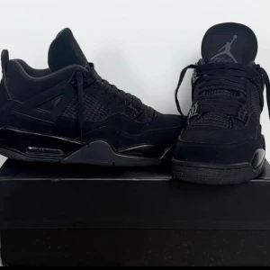 Jordan 4 Retro (black cat) - Mycket bra skick, stl 43