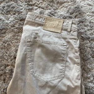 Jacob Cohën Trousers. Style: 622 - Säljer dessa feta byxorna från det exklusiva märket Jacob Cohen, handgjorda i Italien. Modellen är 622 vilket är en slimfit modell. DM:a mig för flera bilder eller om du har vilken fråga som helst! Är 192 som referens. Nypris 4700kr.