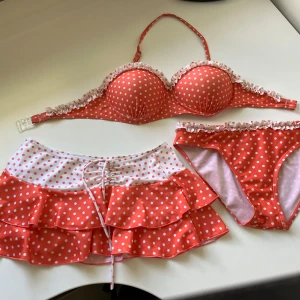 3-delad Bikini - 3- delad Bikini med kjol.  Märkt L men det är en utländsk storlek och motsvarar S/36 i vanliga svenska storlekar. Extra ilägg, även ett par i samt lösa byglar. Se bild 2.