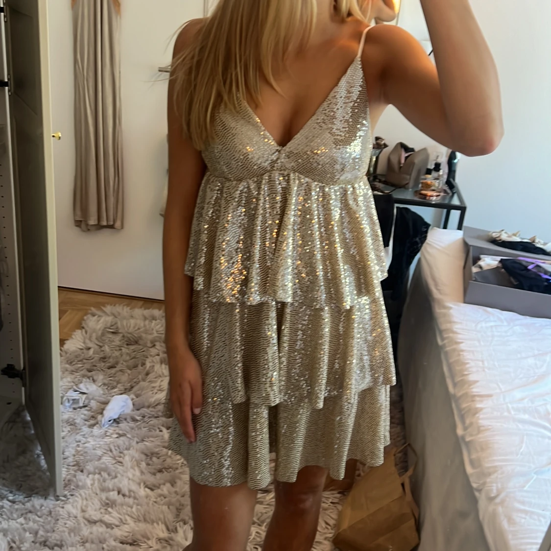 Guldig volangklänning