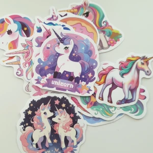 15st enhörning klistermärken/stickers  - Klistermärken/stickers Motiv: enhörning, unicorn  Antal: 15st  Skick: ny/oanvänd  Kul att använda till pyssel, scrapbooking och annat. Kan tex användas till att dekorera din bärbara dator, skateboard, resväska, etc. 