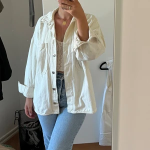 Beige Jeansjacka  - Jeansjacka i skjortmodell, oversized. Från zara