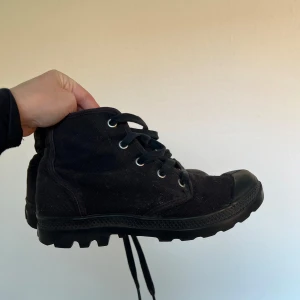 Palladium skor, strl 37,5 - Palladium skor strl 37,5. Superfint skick, kommer tyvärr inte till användning. Säljes därför billigt. Stor utrensning, 60+ annonser, gå in och kika. Mängdrabatt och samfrakt ges!