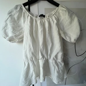 Vit blus  - En tunn fin vit blus🤍 Jag säljer denna eftersom att den har blivit för liten💘 Hör av er vid intresse!💓