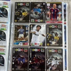 Fotbollskort - Jag hjälper min son att sälja sina fotbollskort. Det rör sig om runt 1000 kort men har inte kort på alla. Jag har tagit på några sidor bara. Meddela gärna om ni vill ha fler bilder på alla kort. 