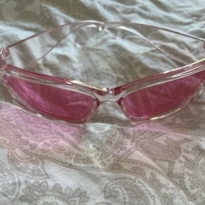 Rosa solglasögon köpa i Köpenhamn 😊 - Solglasögonen är köpte i en butik i Köpenhamn! Dom är i nyskick och väldigt fina att ha i sommar🙏🏼🙏🏼🩷