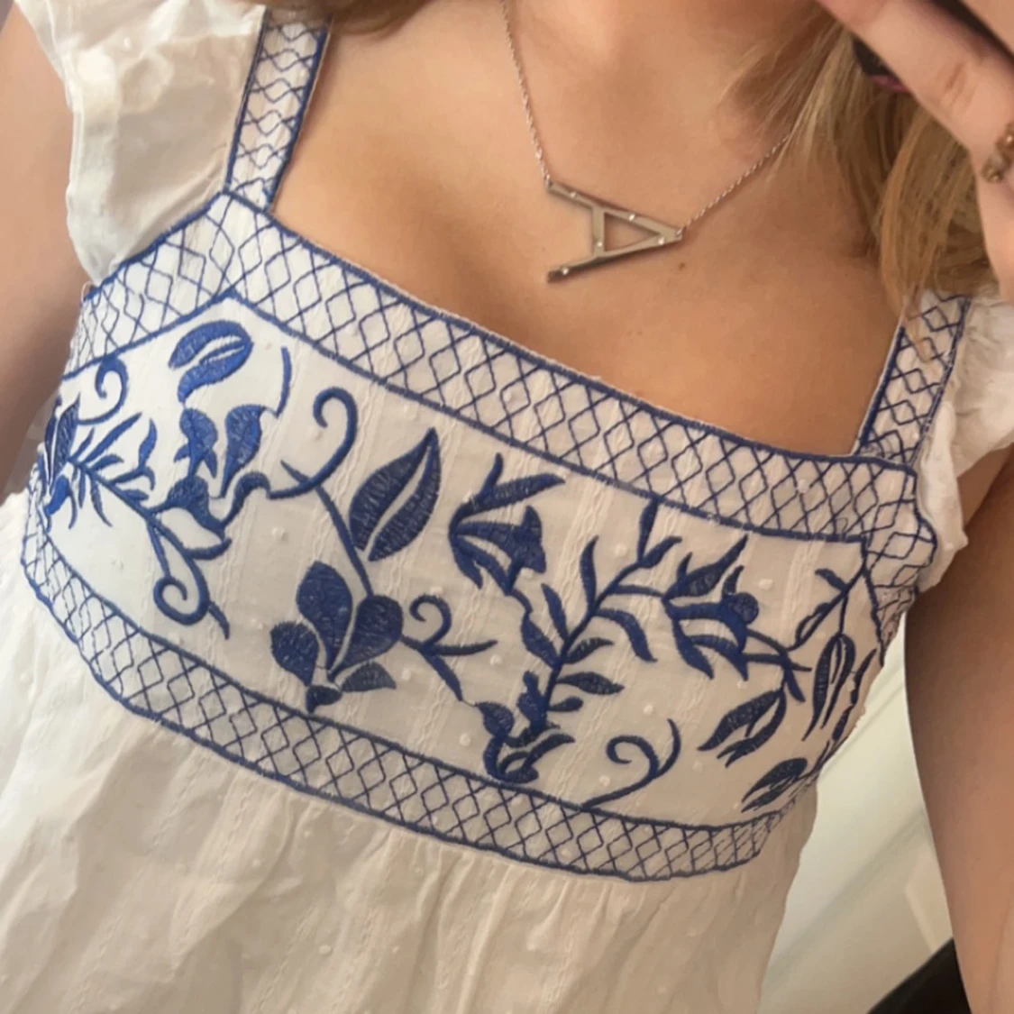 Blus med blått broderi  - 1