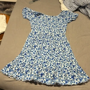  blommig klänning  - En jätte fin blommig klänning från Lindex i storlek 152