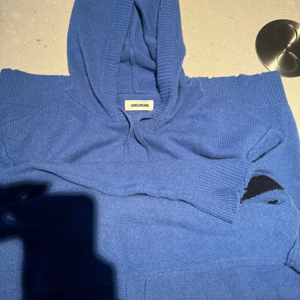 Storlek L  Nypris ca 6500 Använd två gånger då den var lite för stor för mig som är 182 Byten kan va intressanta  Pris kan diskuteras . Hoodies.