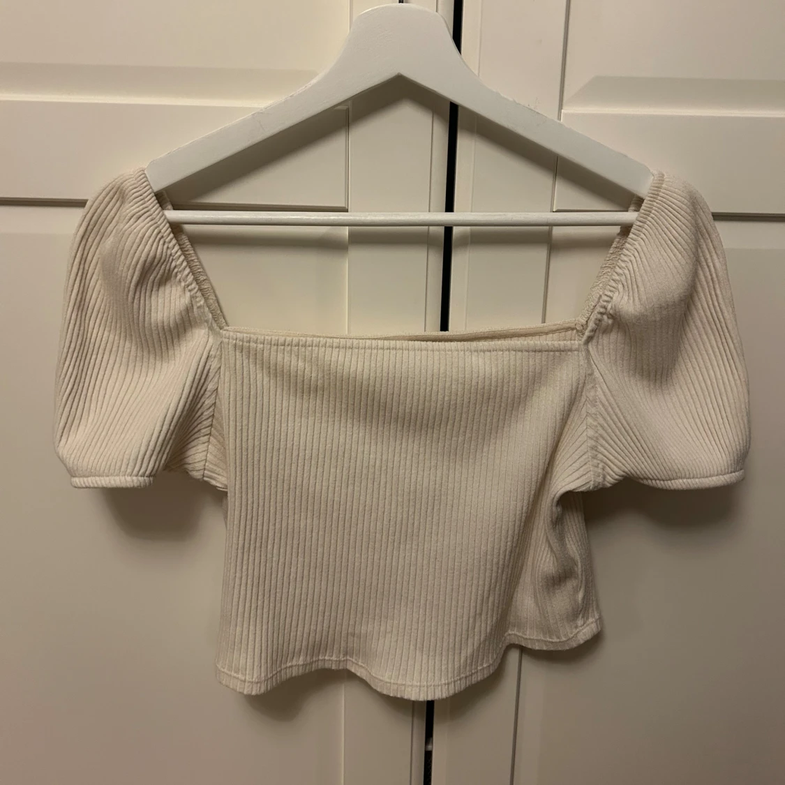 Topp med puffärmar  - 90