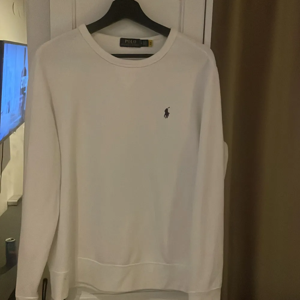 En stilren tröja från Ralph Lauren i storlek M   Skick-8/10  Nypris-1400kr . Tröjor & Koftor.