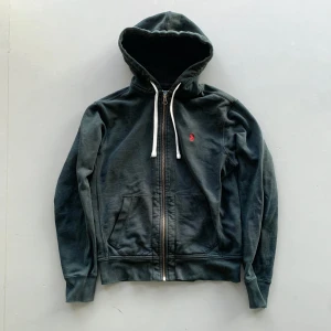 Ralph Lauren Zip Hoodie - Riktigt fet ralph lauren zip hoodie, använt skick skulle säga 7/10. Börjar bli nött vid ärmsluten, skulle behöva strykas också. Annars rätt bra skick. Skriv för fler bilder eller vid funderingar 🤝😁